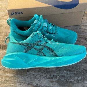 ASICS Novablast 5 Men's Size 9.5
